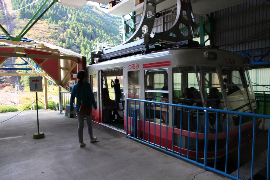 別府インターから車で5分ほどの別府ロープウェイへ。西日本最大級の大型ゴンドラは101人乗り。標高1300メートルから別府エリアを遠望しましょう