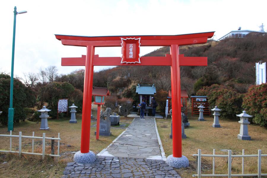 およそ10分で山頂に。鶴見山上駅の駅前には鶴見山上権現一の宮が祀られています。札所めぐりや七福神めぐりもできますよ