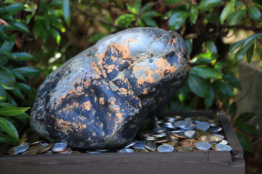 カエルの妖怪とされる「わくど石」。鶴見岳の神様の従者となるため、山上一帯に石を持って上ったとされています