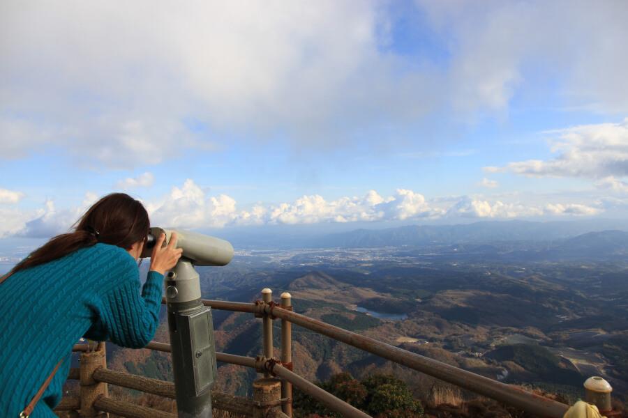 駅の展望台からは、別府湾だけでなく、由布岳やくじゅう連山が望めます。桜やミヤマキリシマ、紅葉、霧氷と四季の移ろいも観賞できる観光スポットです