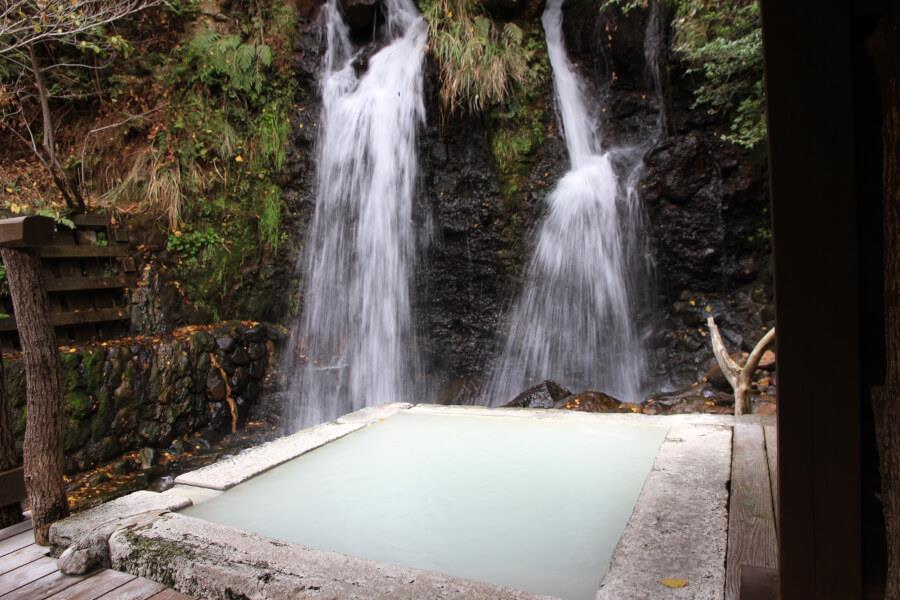 白濁としたにごり湯が有名です。一番人気は、滝見ができる露天「滝の湯」。多くの芸能人やスポーツ選手が足しげく通う名湯です。入口の受付でサインをチェックしてみるのも楽しいですよ