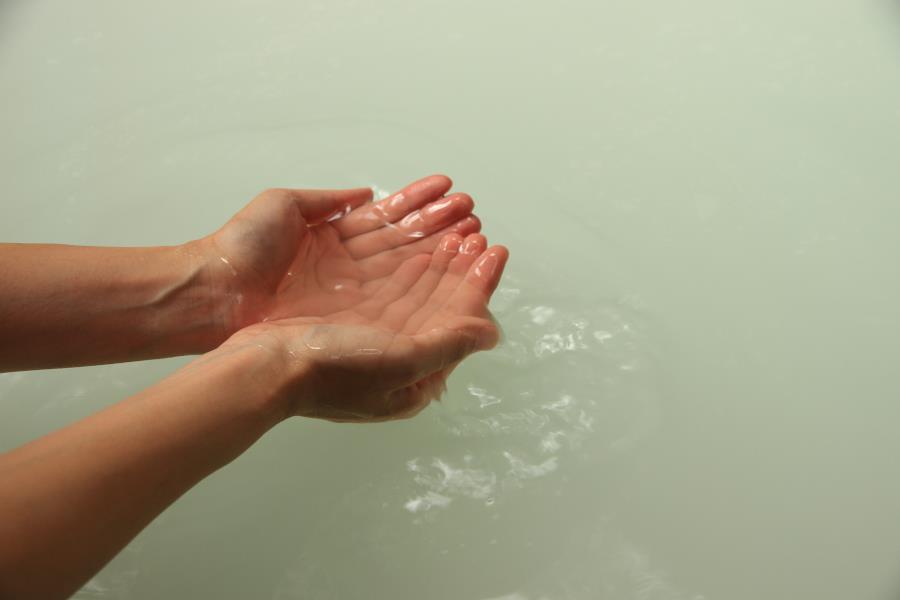 泉質は肌に優しい硫黄泉。ザ・温泉というような硫黄の香りが漂います。乳白色は日によって青色に変化するこもあります