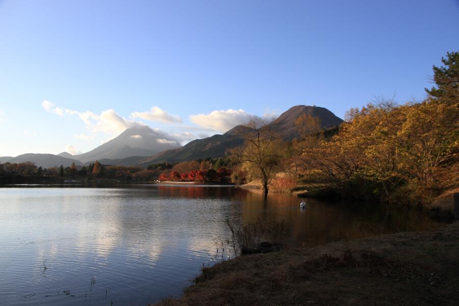 晴れ間が広がると、鶴見岳（右）と由布岳が望めます。湖の紅葉や冠雪した二つの山が、湖に写る姿は必見です