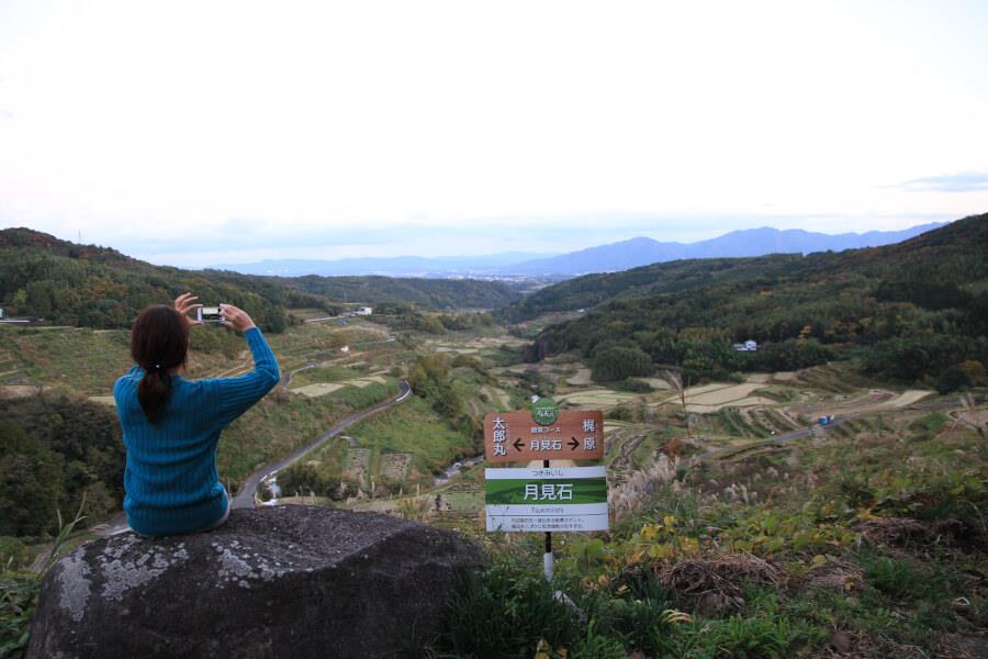 棚田をのぼっていくと、棚田が見渡せる月見石が。駐車場も近くにあります。月見石から夕日を眺めながら、鎌倉時代の古文書にも登場する棚田に思いをはせてみて