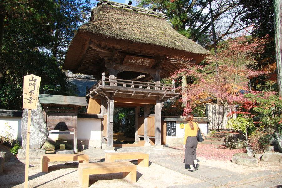 茅葺の屋根が印象的な佛山寺