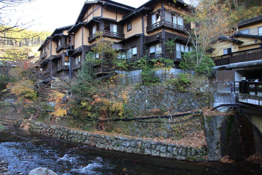 チェックインをして客室に荷物を置いたら黒川温泉の散策へ。花泊まりから温泉街までは徒歩圏内。持ち帰りのできるパティスリーや散策中のひと休みにぴったりのカフェが軒を連ねます