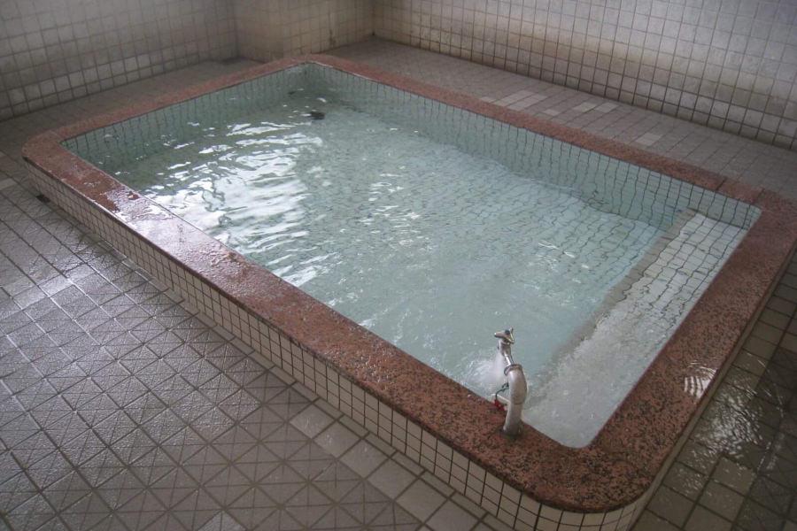 浴室には湯船がひとつだけ。共同湯らしい温泉です