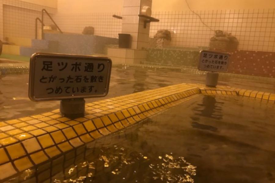 足つぼ刺激になる石を敷き詰めた「足つぼ通り」は痛いけど気持ちいい 足つぼ刺激になる石を敷き詰めた「足つぼ通り」は痛いけど気持ちいい