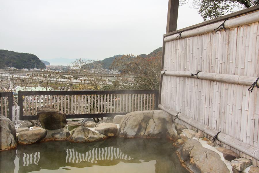 開放感抜群の展望露天風呂。時間が合えば新幹線も見ることができます