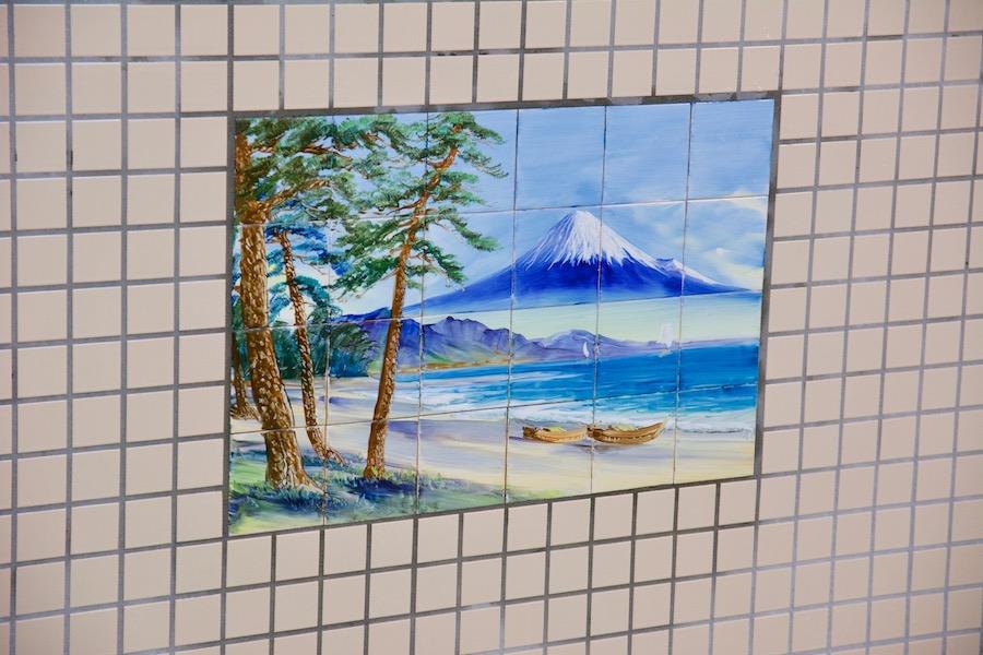 富士山のタイル絵は別府ゆかりの実業家・油屋熊八のキャッチコピーにちなみます