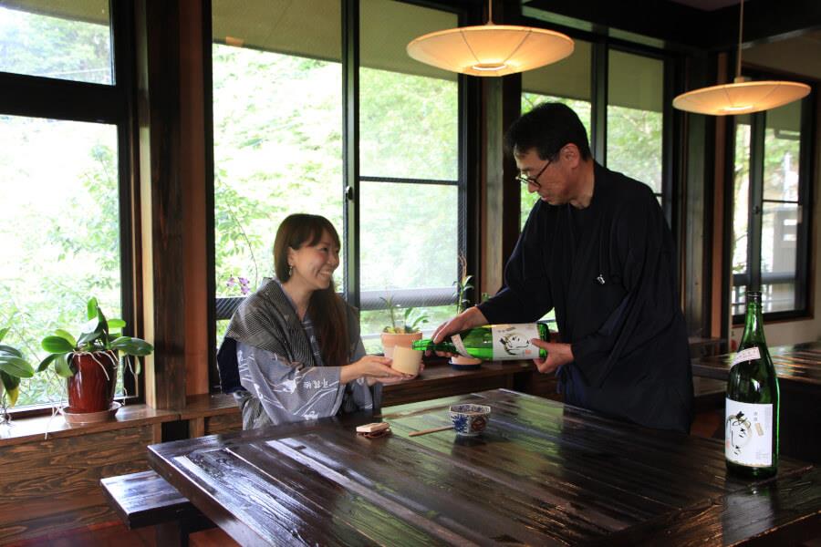 夢龍胆では地酒「あきげしき」とともに宿の人とふれあいも