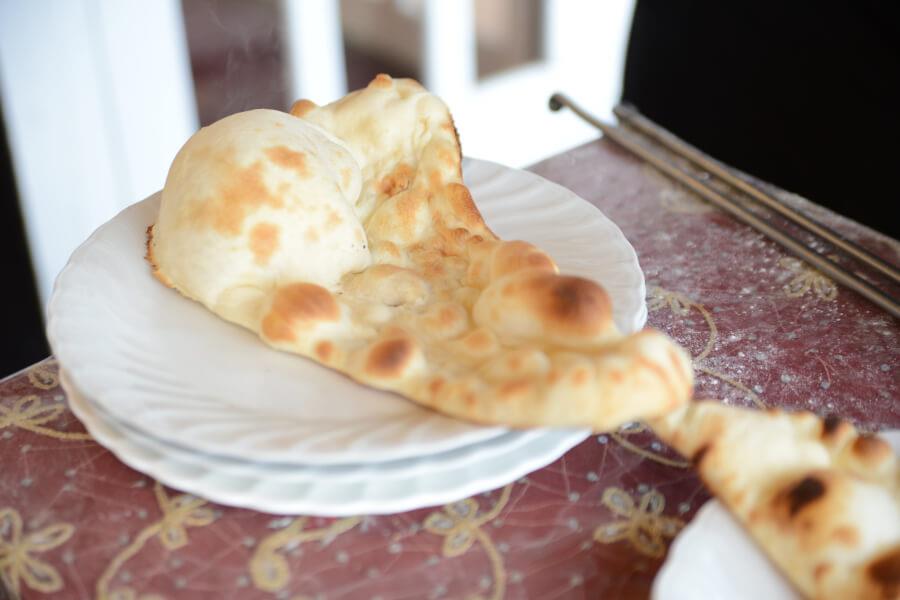 ナンは注文の度に焼き上げるのでほっかほか