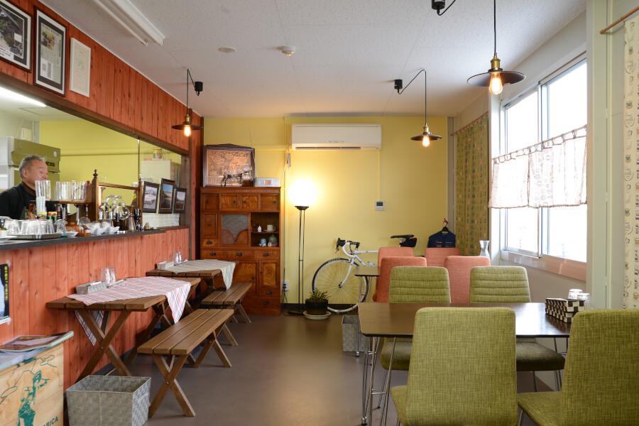 18席の店内。食事＋カフェタイムもゆっくり過ごして