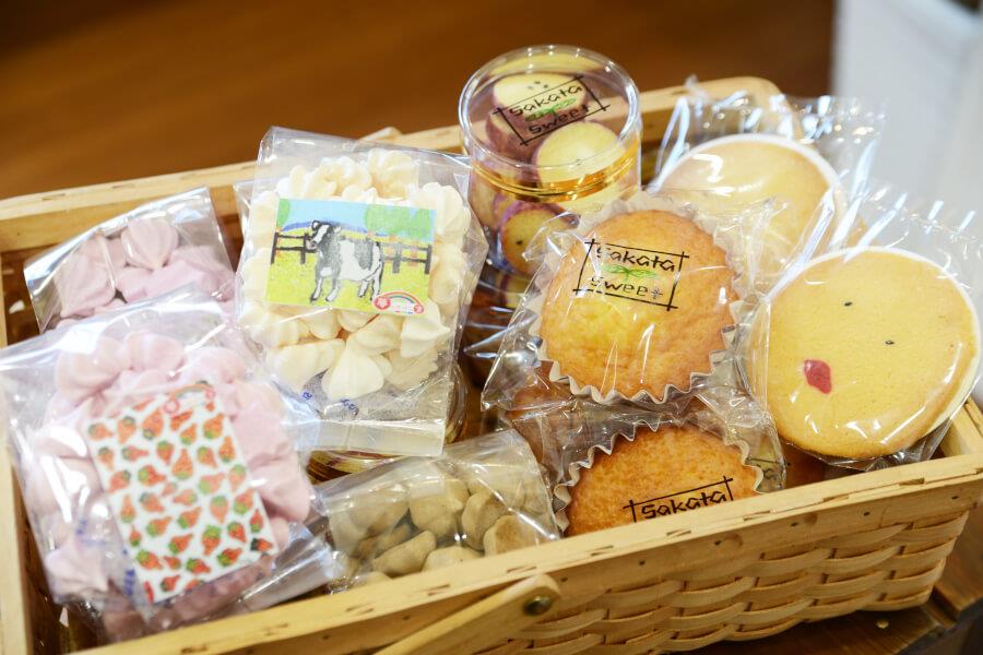 メレンゲ菓子やマドレーヌ、焼き菓子等がそろいます