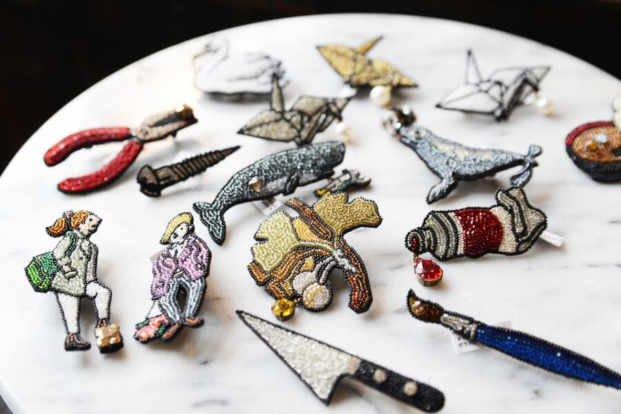 全国的に人気の刺繍作家・小林モー子さんのブローチやピンズが並びます