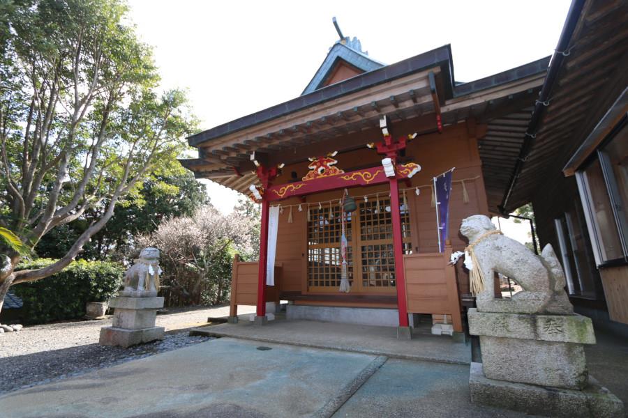 中殿、西殿、東殿が配置された拝殿