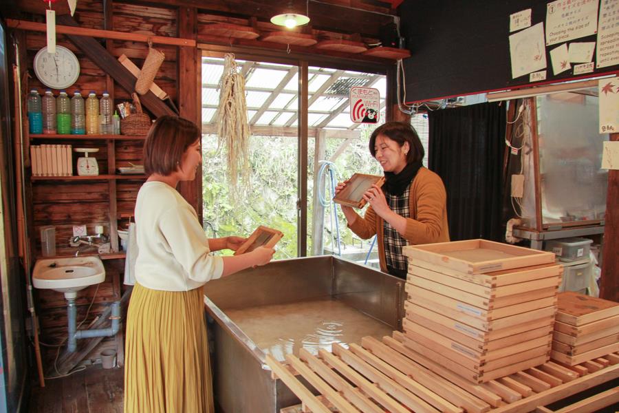 さっそくオリジナル和紙作りにチャレンジ！ハガキサイズと色紙サイズの2つの種類から選ぶことができます（どちらも税込み800円）。丁寧にやり方を教えてくれるので、初めての方でも安心です