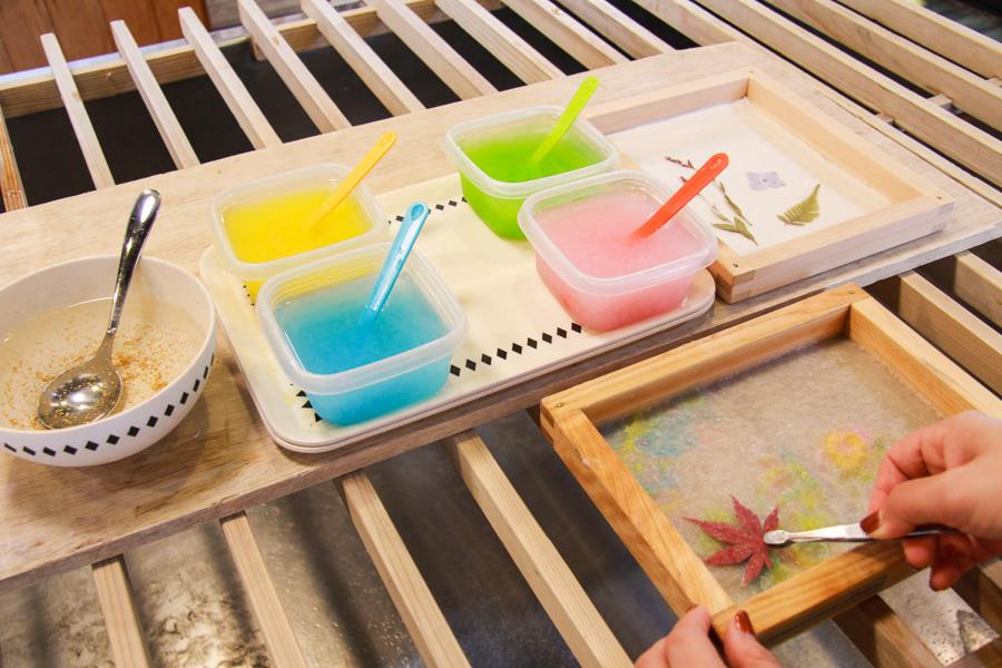 紙漉き後は、かわいくデコレーション。押し葉を飾ったり、カラフルに色付けしたり…。出来上がりをイメージしながら、気持ちも盛り上がりますね