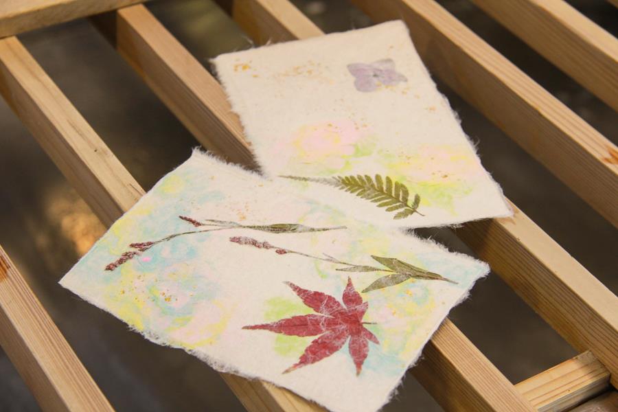 乾燥させるため、15分ほど待つと完成です。乾かす前とは、また違う仕上がりに驚きます。大切な人への手紙や土産物にもおすすめ