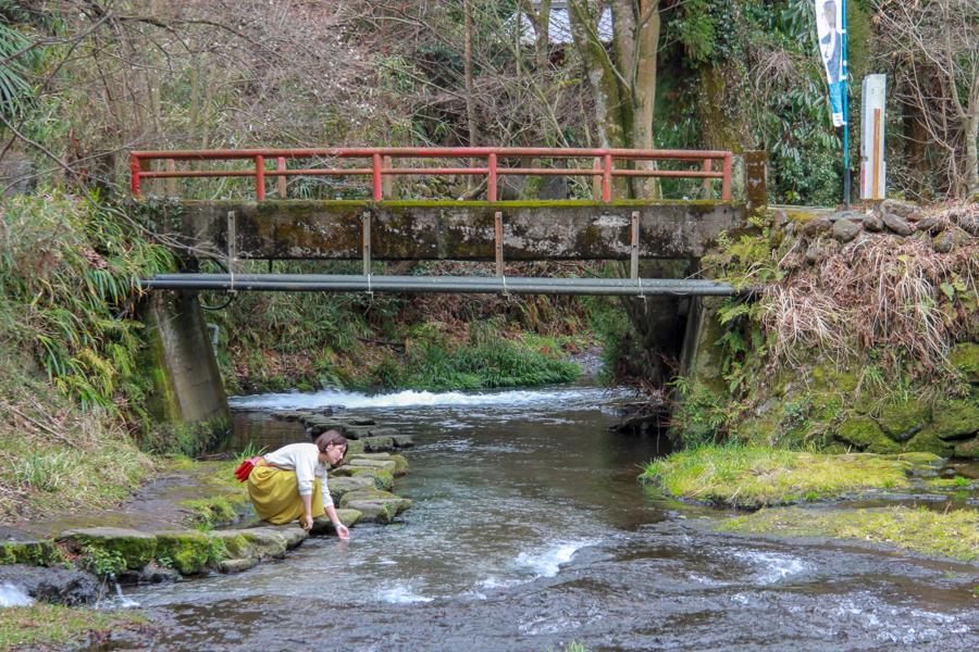 名水百選にも指定された一級河川の「白川水源」。マイナスイオンを感じられる癒しのスポットです。この場所もCMに起用された場所で、夏になると多くの人で賑わいます