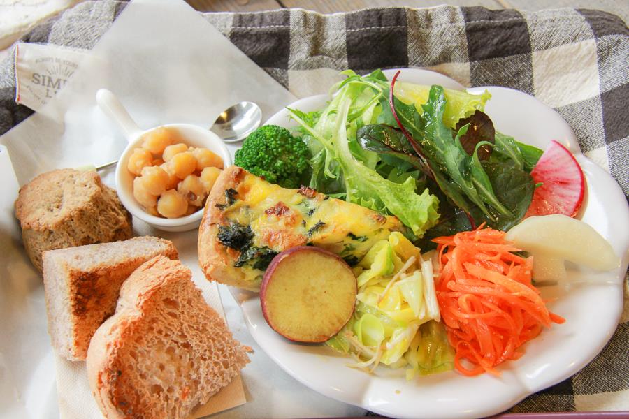 おすすめのピクニックランチは、ヘルシーながらもボリューム満点！自家製パンや、手作りのキッシュ、スコーンなど、大自然に包まれた南阿蘇ならではのプレートに大満足