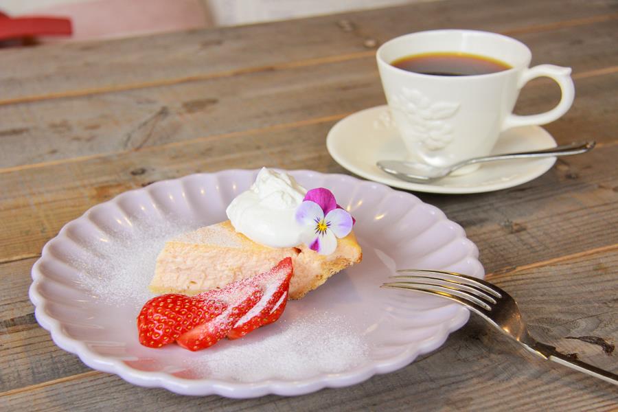 ベークドチーズケーキは、濃厚なクリームチーズとレモンの酸味が後を引くおいしさ。オリジナルコーヒー「ボワ・ジョリの休日」は、酸味がなく、マイルドで飲みやすいのでコーヒーが苦手な方もぜひ