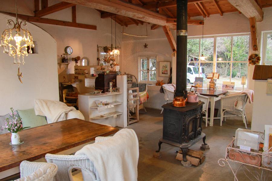 ドアを開けて入ると、目の前に薪暖炉を発見。レトロなランプと調和して、あたたかみある空間にホッとひと息