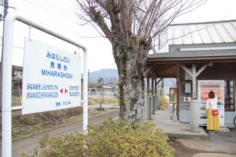 駅にある自動販売機には、”あの”商品がズラリ。思わず見た瞬間、「えっ！」と驚きますよ