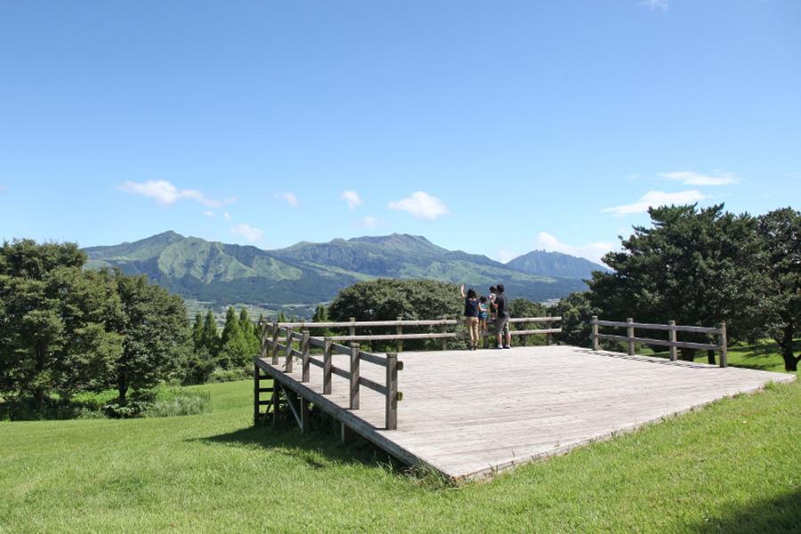 湯上がり後は、展望デッキでリフレッシュ！心地よい風に当たりながら、南阿蘇の雄大な景観を楽しんで