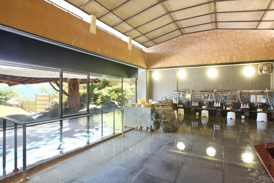 広々とした内湯からも、阿蘇五岳を一望できますよ。その他、石積み風呂やサウナなど湯処も豊富