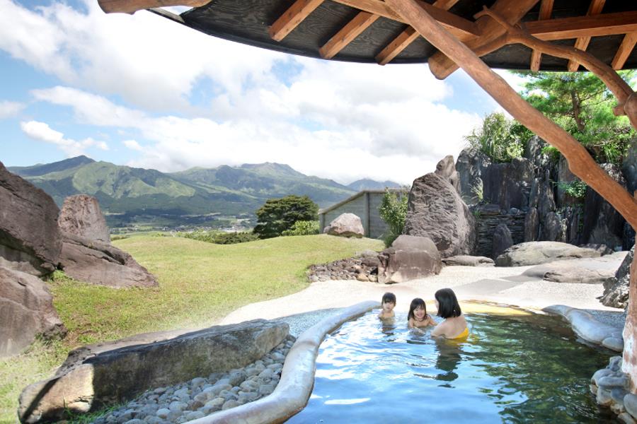 心置きなく南阿蘇を満喫した後は、温泉に浸かって旅の疲れを癒しましょう。「グリーンピア南阿蘇」では、阿蘇五岳を目の前に、絶景を眺めながら良質な湯を堪能できます