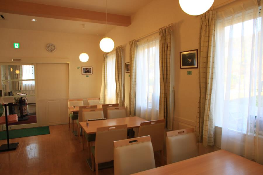 大きな窓から明るい光が差し込む温もり感ある店内 大きな窓から明るい光が差し込む温もり感ある店内