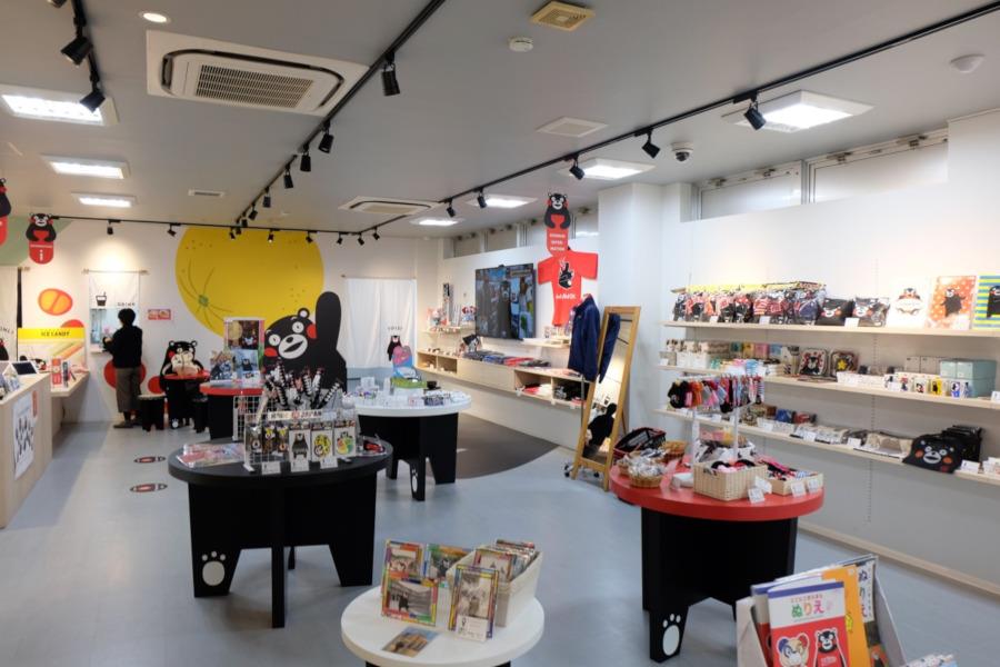 明るい店内には、愛らしい「くまモン」グッズがいっぱい