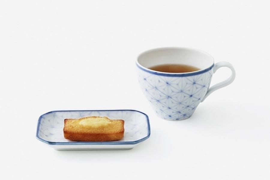 ▲食べるための小皿と飲むためのカップのセットで展開 ▲食べるための小皿と飲むためのカップのセットで展開