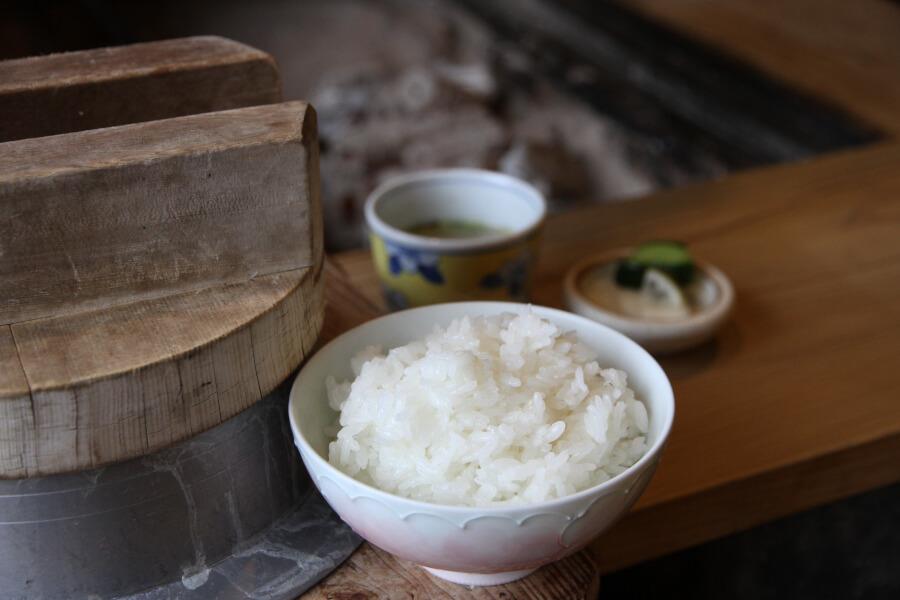 釜で絶妙の火加減で炊き上げるごはんは艶があってふっくら