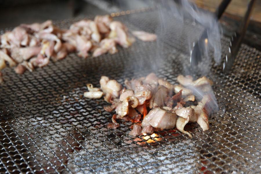 厳選地鶏は弾力があり、コクのある味わい
