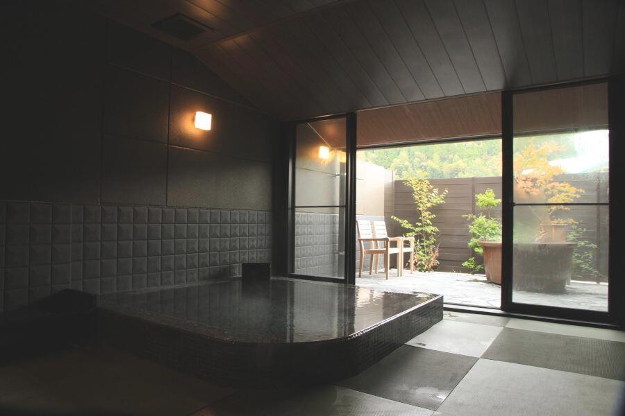 貸し切り風呂の「畳の湯」。床が畳になっています