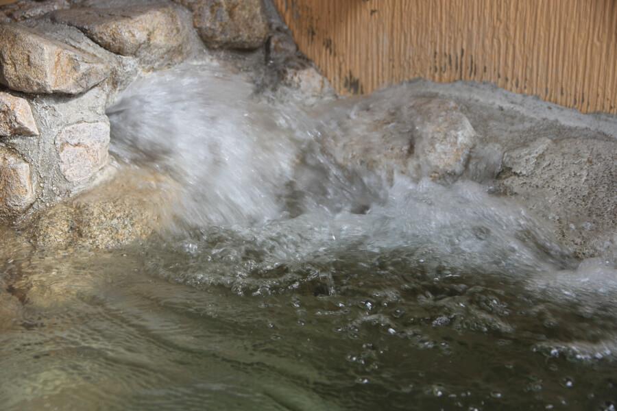 湯量が豊富で泉質はアルカリ性単純硫黄泉でとろっとろ