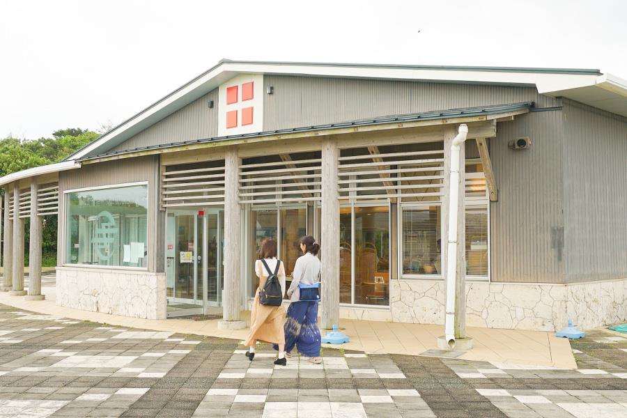 yuraiba( ゆらいば) ゆいカフェは、町の「農産物加工販売施設」内にあり、お土産屋とカフェ、喜界島観光物産協会が併設された場所です。喜界島の情報を聞くと、おすすめスポットを丁寧に教えてくれます 
