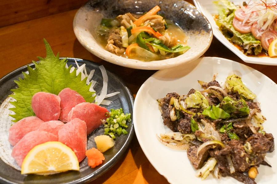 喜界島の有名な郷土料理といえばヤギ料理。喜界島のヤギは臭みがなく、食べやすいことで有名です