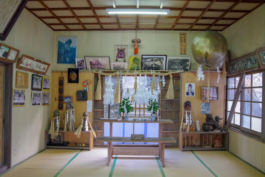 拝殿の中には春画やミニご神体があり、ユニークです