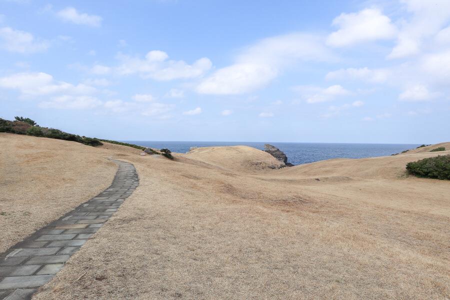 鬼の足跡の周囲に広がる原野