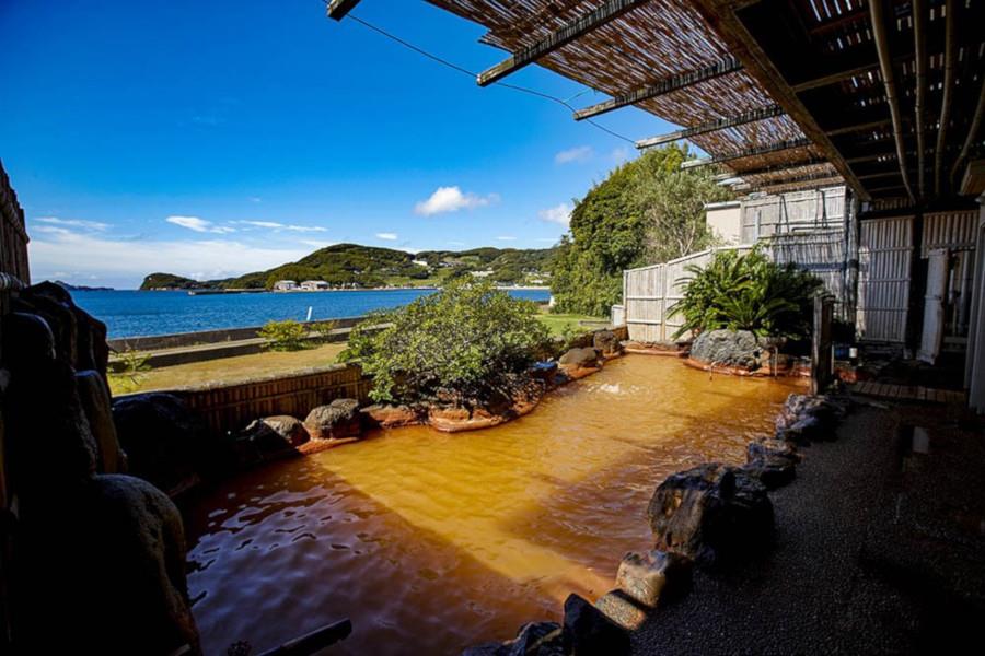 湯本湾を眺めながら、露天風呂に入ることのできる最高のロケーション