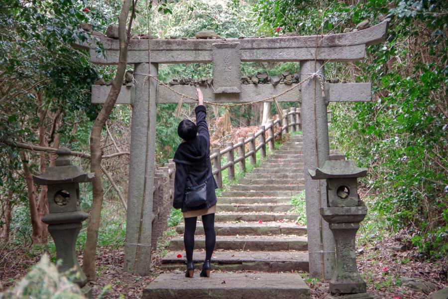 参道には3つの鳥居があります。2つ目の鳥居は女性でも手が届くほどの高さ