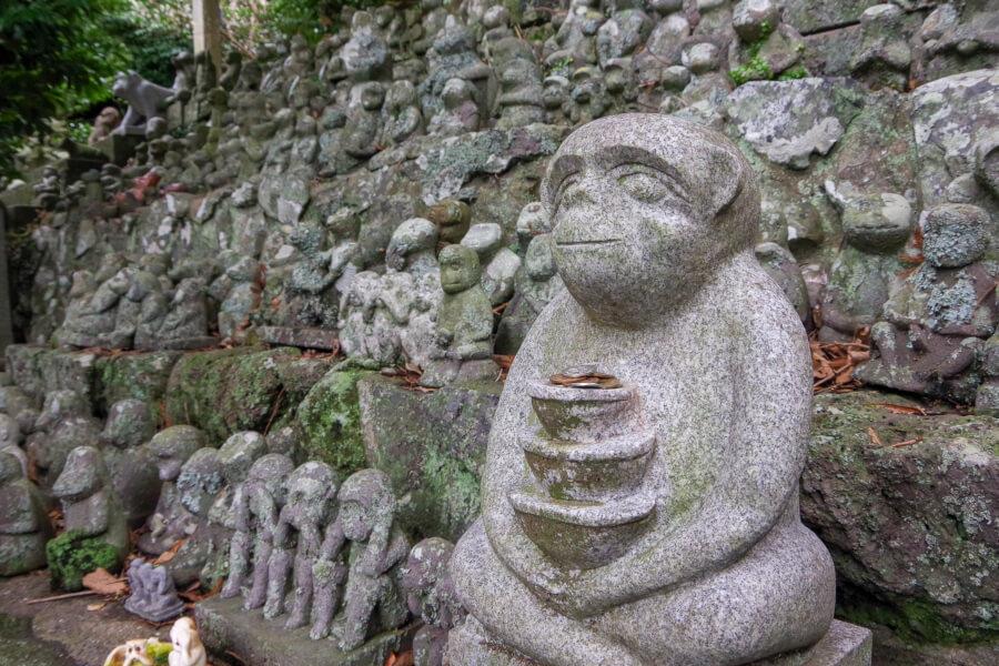 表情豊かな石猿たち。境内で悠久の時を過ごしています