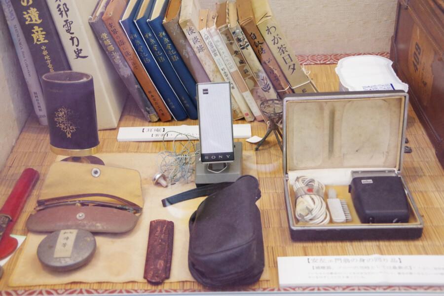 当時最新の補聴器や髭剃り機などを展示