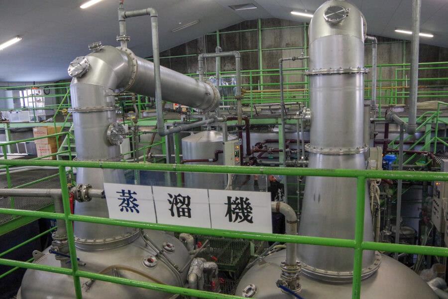巨大な蒸溜器によって、麦焼酎の原酒が生み出されます
