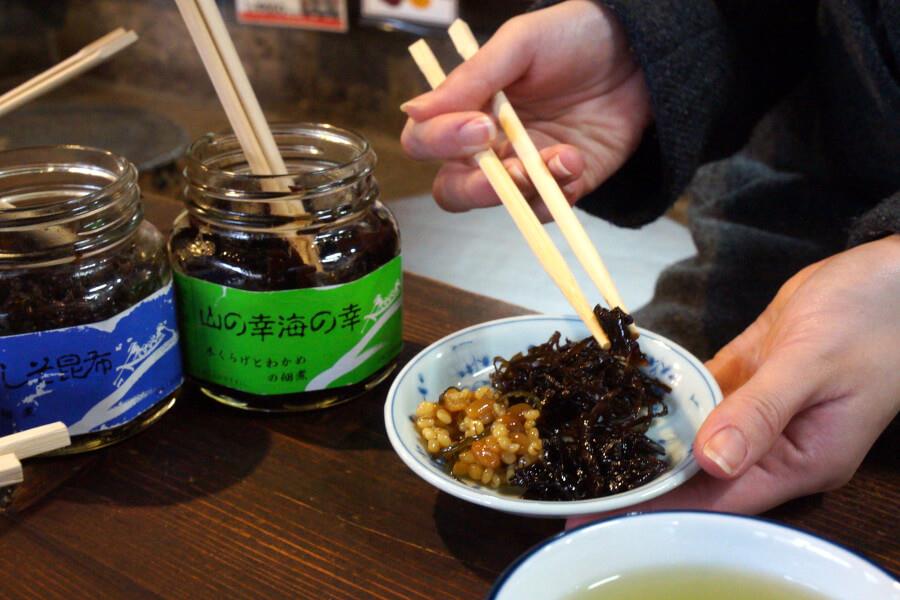 納豆味噌や一番人気の「山の幸海の幸」を試食