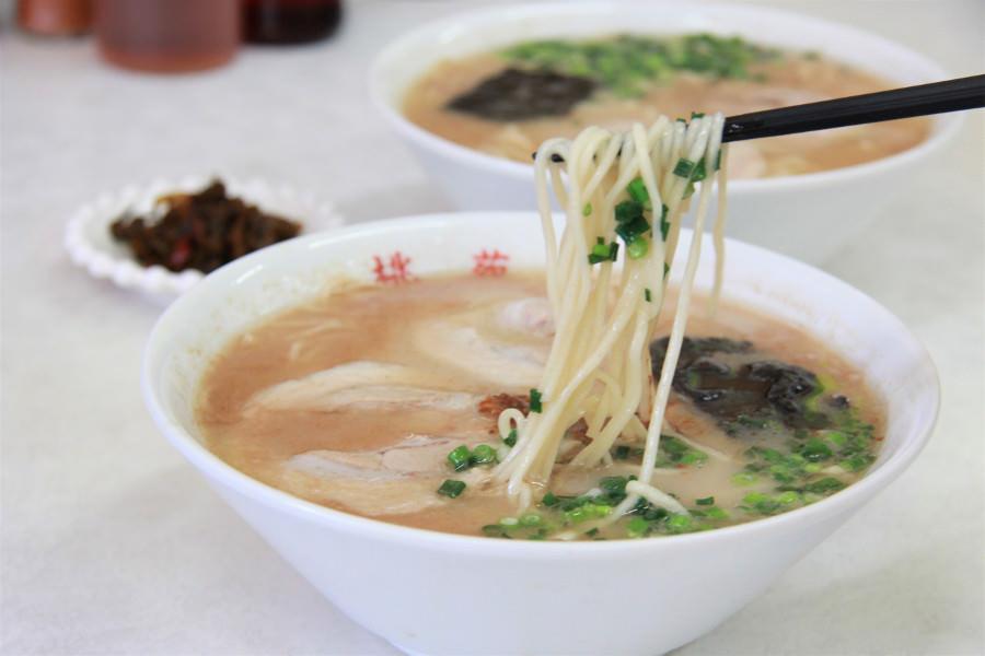 つるりとした麺が程よくスープに絡みます