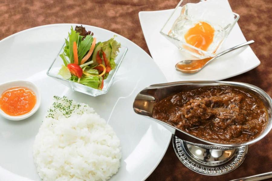 長崎びわカレー。びわジャムが添えられています